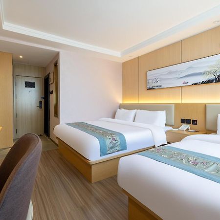 East Sacred Hotel--Very Near Beijing Tiananmen Square ,The Forbidden City,The Temple Of Heaven ,3 Minutes' Walk To Wangfujing Subway ,Located In The Center Of Beijing, Many Shopping Malls Around,Newly Renovated Hotel-Able To Receive Foreign Guests Exteriér fotografie
