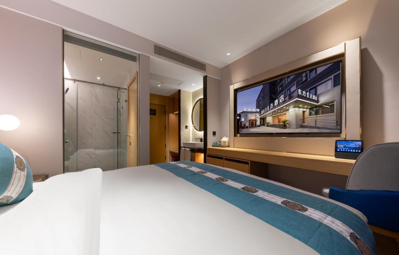 East Sacred Hotel--Very Near Beijing Tiananmen Square ,The Forbidden City,The Temple Of Heaven ,3 Minutes' Walk To Wangfujing Subway ,Located In The Center Of Beijing, Many Shopping Malls Around,Newly Renovated Hotel-Able To Receive Foreign Guests Exteriér fotografie Deluxe Room