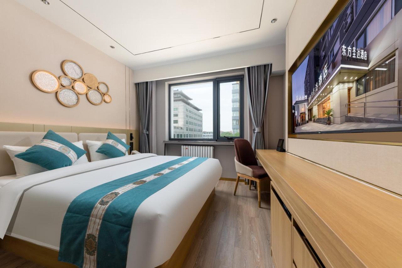 East Sacred Hotel--Very Near Beijing Tiananmen Square ,The Forbidden City,The Temple Of Heaven ,3 Minutes' Walk To Wangfujing Subway ,Located In The Center Of Beijing, Many Shopping Malls Around,Newly Renovated Hotel-Able To Receive Foreign Guests Exteriér fotografie A room at the hotel