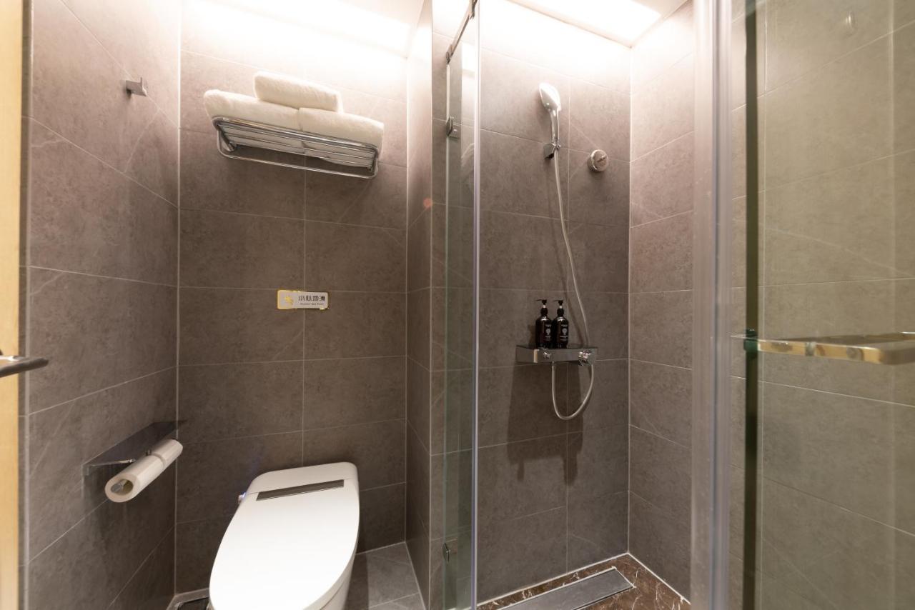 East Sacred Hotel--Very Near Beijing Tiananmen Square ,The Forbidden City,The Temple Of Heaven ,3 Minutes' Walk To Wangfujing Subway ,Located In The Center Of Beijing, Many Shopping Malls Around,Newly Renovated Hotel-Able To Receive Foreign Guests Exteriér fotografie A shower cubicle