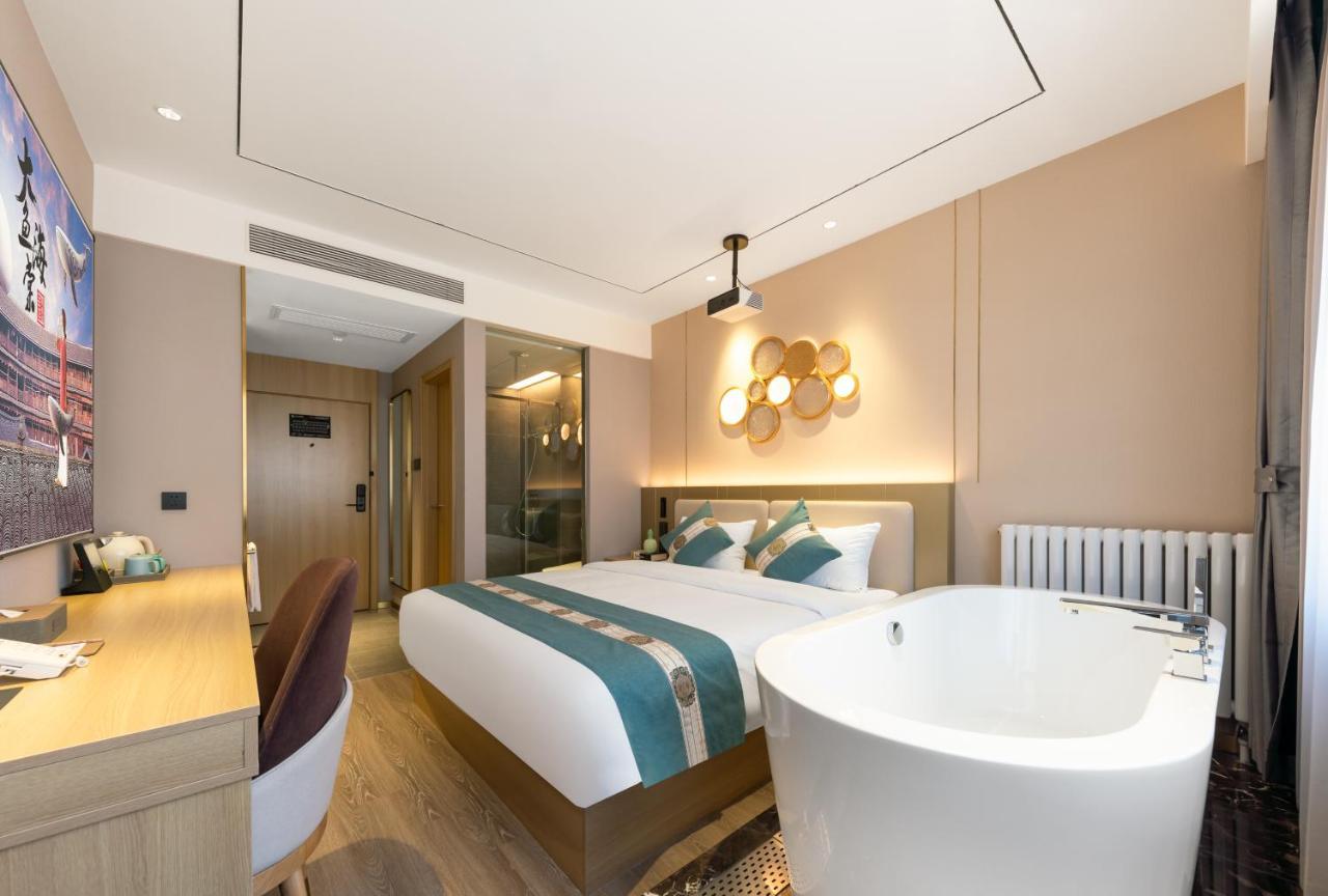 East Sacred Hotel--Very Near Beijing Tiananmen Square ,The Forbidden City,The Temple Of Heaven ,3 Minutes' Walk To Wangfujing Subway ,Located In The Center Of Beijing, Many Shopping Malls Around,Newly Renovated Hotel-Able To Receive Foreign Guests Exteriér fotografie Deluxe Room