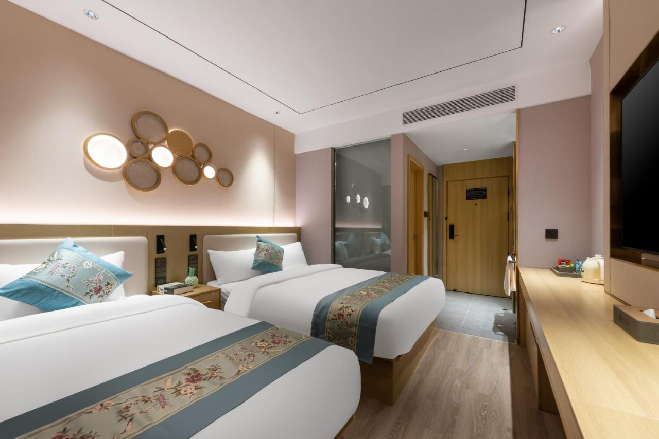 East Sacred Hotel--Very Near Beijing Tiananmen Square ,The Forbidden City,The Temple Of Heaven ,3 Minutes' Walk To Wangfujing Subway ,Located In The Center Of Beijing, Many Shopping Malls Around,Newly Renovated Hotel-Able To Receive Foreign Guests Exteriér fotografie Deluxe room