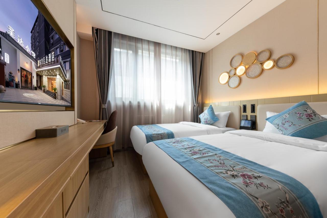 East Sacred Hotel--Very Near Beijing Tiananmen Square ,The Forbidden City,The Temple Of Heaven ,3 Minutes' Walk To Wangfujing Subway ,Located In The Center Of Beijing, Many Shopping Malls Around,Newly Renovated Hotel-Able To Receive Foreign Guests Exteriér fotografie Deluxe Room