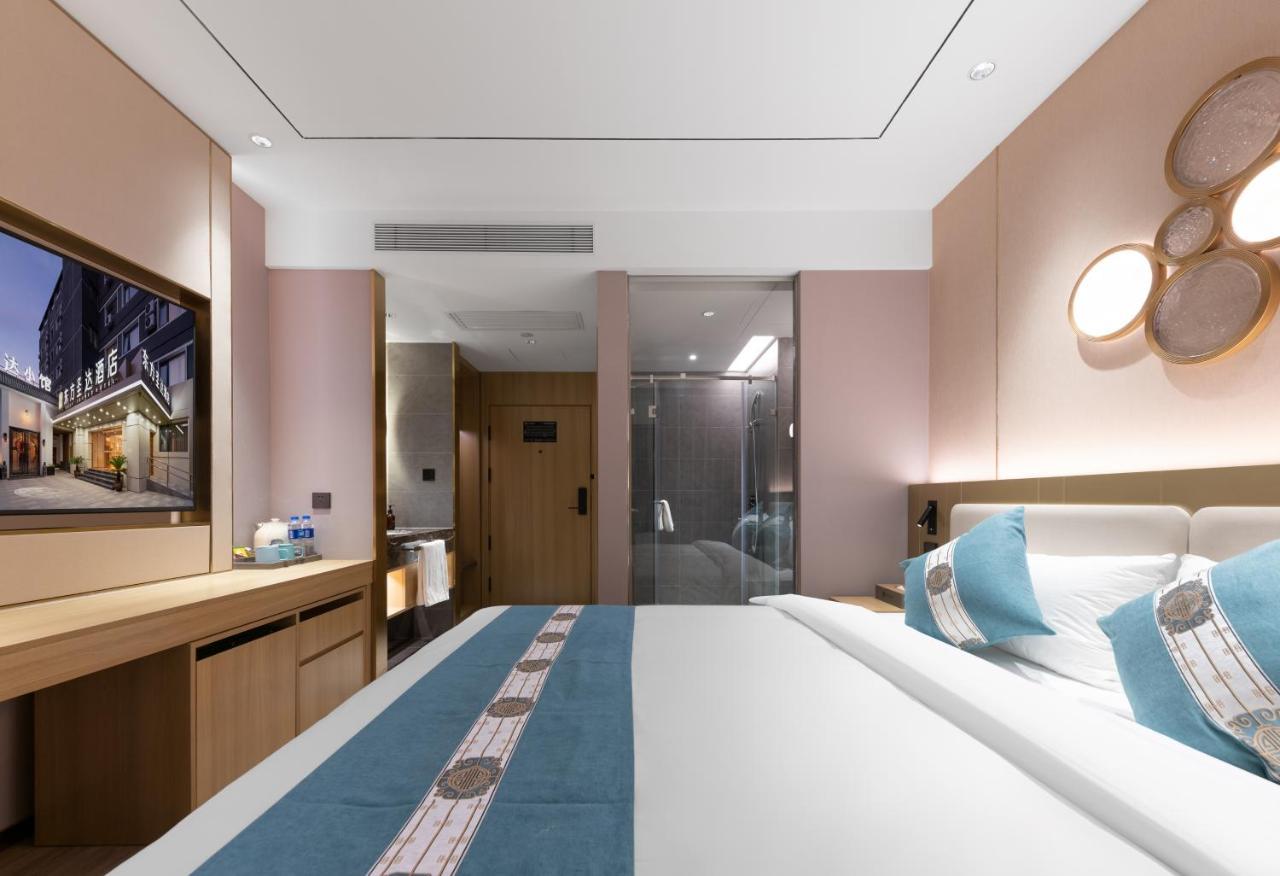 East Sacred Hotel--Very Near Beijing Tiananmen Square ,The Forbidden City,The Temple Of Heaven ,3 Minutes' Walk To Wangfujing Subway ,Located In The Center Of Beijing, Many Shopping Malls Around,Newly Renovated Hotel-Able To Receive Foreign Guests Exteriér fotografie Deluxe room
