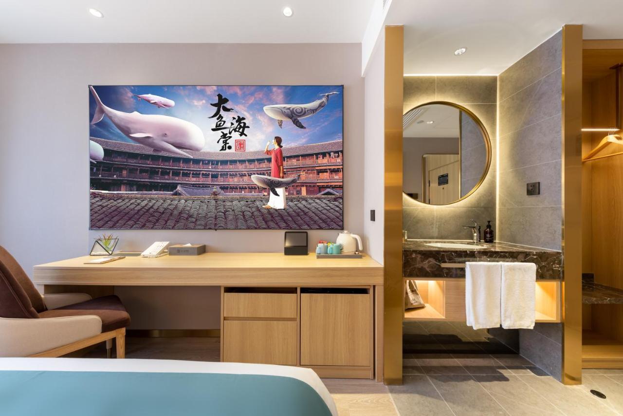 East Sacred Hotel--Very Near Beijing Tiananmen Square ,The Forbidden City,The Temple Of Heaven ,3 Minutes' Walk To Wangfujing Subway ,Located In The Center Of Beijing, Many Shopping Malls Around,Newly Renovated Hotel-Able To Receive Foreign Guests Exteriér fotografie A room at the hotel