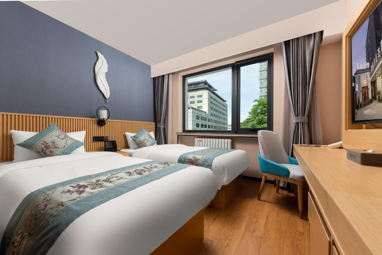 East Sacred Hotel--Very Near Beijing Tiananmen Square ,The Forbidden City,The Temple Of Heaven ,3 Minutes' Walk To Wangfujing Subway ,Located In The Center Of Beijing, Many Shopping Malls Around,Newly Renovated Hotel-Able To Receive Foreign Guests Exteriér fotografie