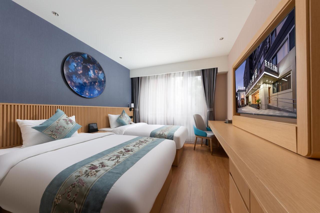 East Sacred Hotel--Very Near Beijing Tiananmen Square ,The Forbidden City,The Temple Of Heaven ,3 Minutes' Walk To Wangfujing Subway ,Located In The Center Of Beijing, Many Shopping Malls Around,Newly Renovated Hotel-Able To Receive Foreign Guests Exteriér fotografie Deluxe room