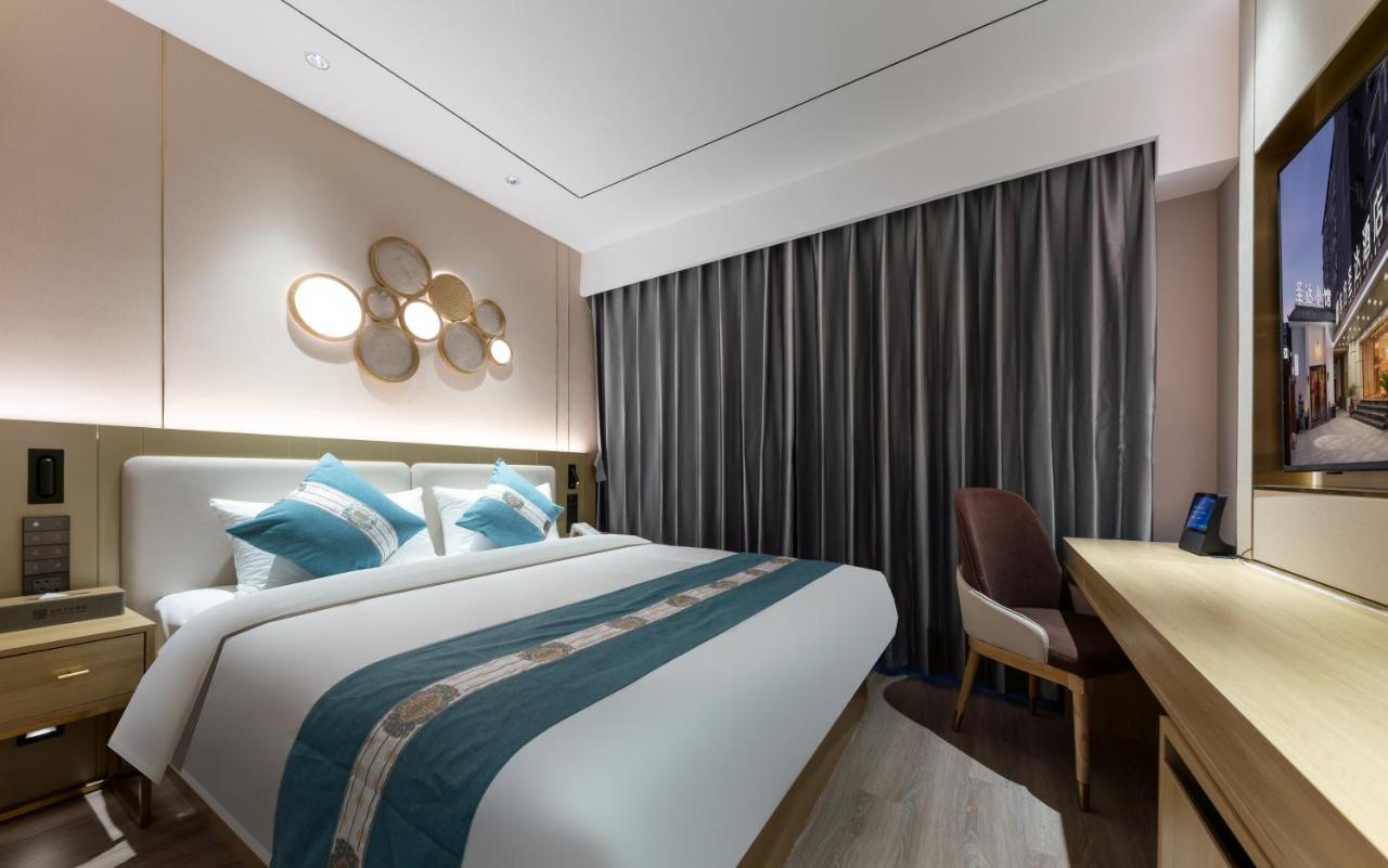 East Sacred Hotel--Very Near Beijing Tiananmen Square ,The Forbidden City,The Temple Of Heaven ,3 Minutes' Walk To Wangfujing Subway ,Located In The Center Of Beijing, Many Shopping Malls Around,Newly Renovated Hotel-Able To Receive Foreign Guests Exteriér fotografie A bedroom in the hotel