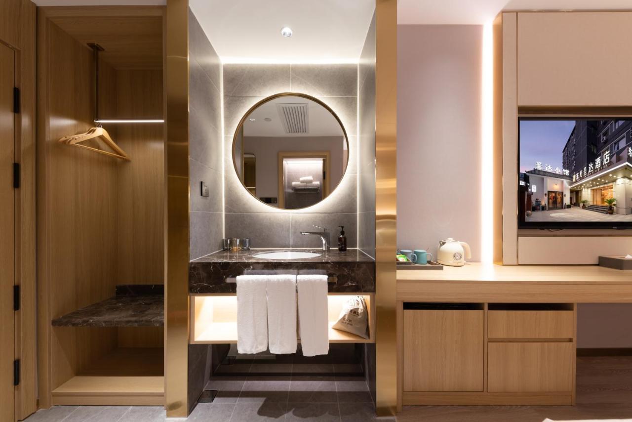 East Sacred Hotel--Very Near Beijing Tiananmen Square ,The Forbidden City,The Temple Of Heaven ,3 Minutes' Walk To Wangfujing Subway ,Located In The Center Of Beijing, Many Shopping Malls Around,Newly Renovated Hotel-Able To Receive Foreign Guests Exteriér fotografie Bathroom