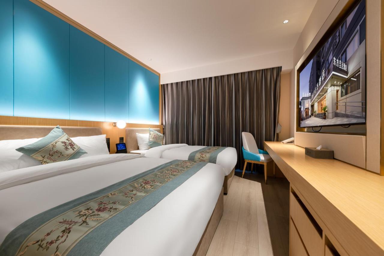 East Sacred Hotel--Very Near Beijing Tiananmen Square ,The Forbidden City,The Temple Of Heaven ,3 Minutes' Walk To Wangfujing Subway ,Located In The Center Of Beijing, Many Shopping Malls Around,Newly Renovated Hotel-Able To Receive Foreign Guests Exteriér fotografie Deluxe Room