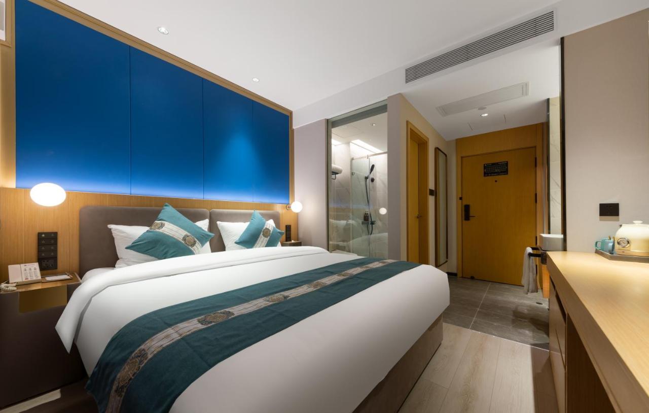 East Sacred Hotel--Very Near Beijing Tiananmen Square ,The Forbidden City,The Temple Of Heaven ,3 Minutes' Walk To Wangfujing Subway ,Located In The Center Of Beijing, Many Shopping Malls Around,Newly Renovated Hotel-Able To Receive Foreign Guests Exteriér fotografie Deluxe room
