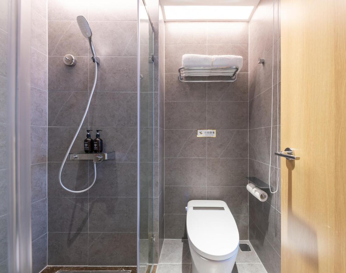 East Sacred Hotel--Very Near Beijing Tiananmen Square ,The Forbidden City,The Temple Of Heaven ,3 Minutes' Walk To Wangfujing Subway ,Located In The Center Of Beijing, Many Shopping Malls Around,Newly Renovated Hotel-Able To Receive Foreign Guests Exteriér fotografie A wet room in a hotel