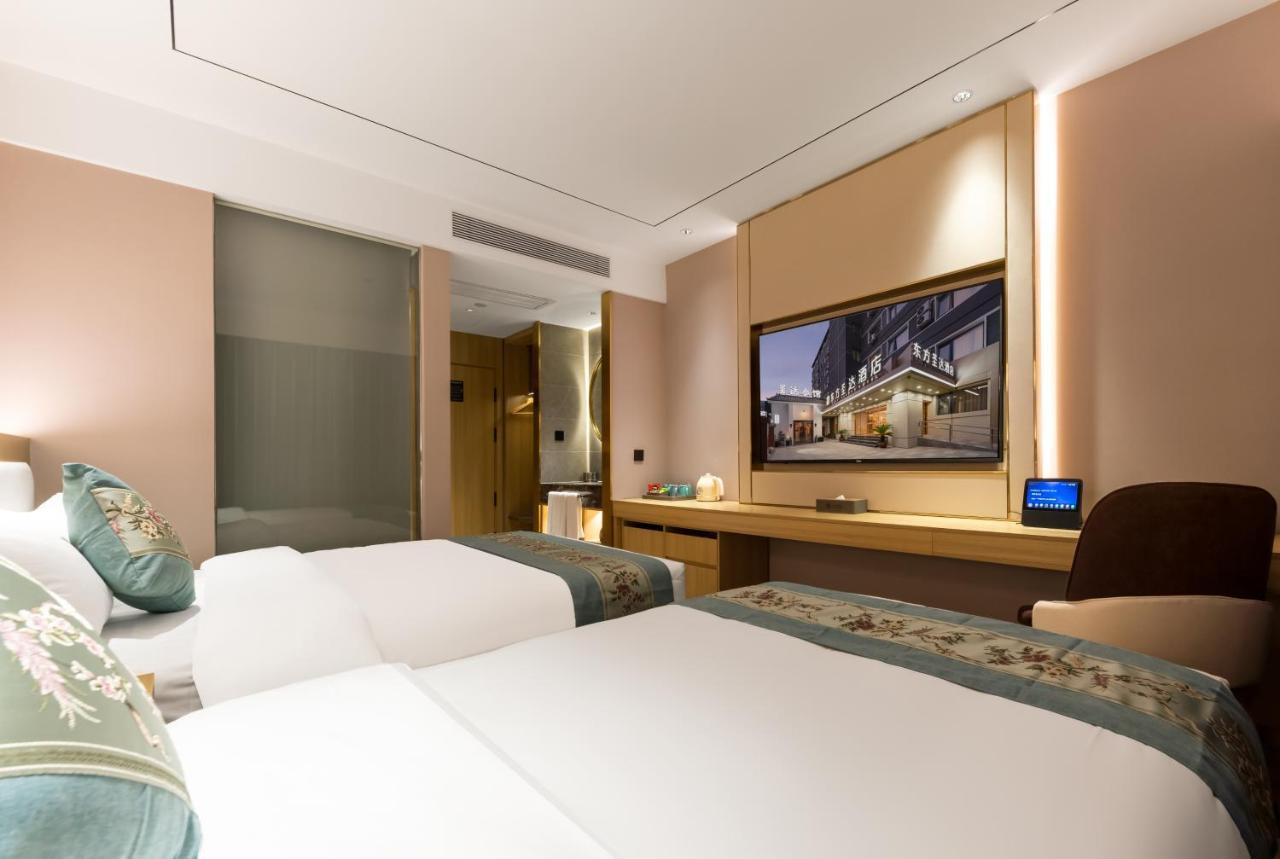 East Sacred Hotel--Very Near Beijing Tiananmen Square ,The Forbidden City,The Temple Of Heaven ,3 Minutes' Walk To Wangfujing Subway ,Located In The Center Of Beijing, Many Shopping Malls Around,Newly Renovated Hotel-Able To Receive Foreign Guests Exteriér fotografie Deluxe Room