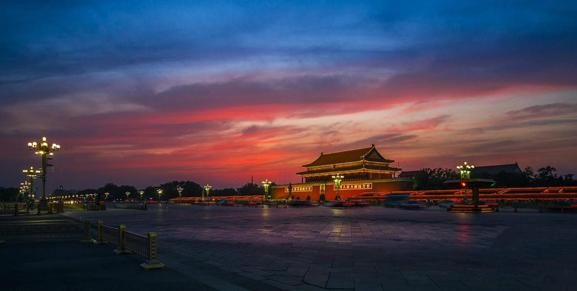 East Sacred Hotel--Very Near Beijing Tiananmen Square ,The Forbidden City,The Temple Of Heaven ,3 Minutes' Walk To Wangfujing Subway ,Located In The Center Of Beijing, Many Shopping Malls Around,Newly Renovated Hotel-Able To Receive Foreign Guests Exteriér fotografie The Forbidden City at sunset