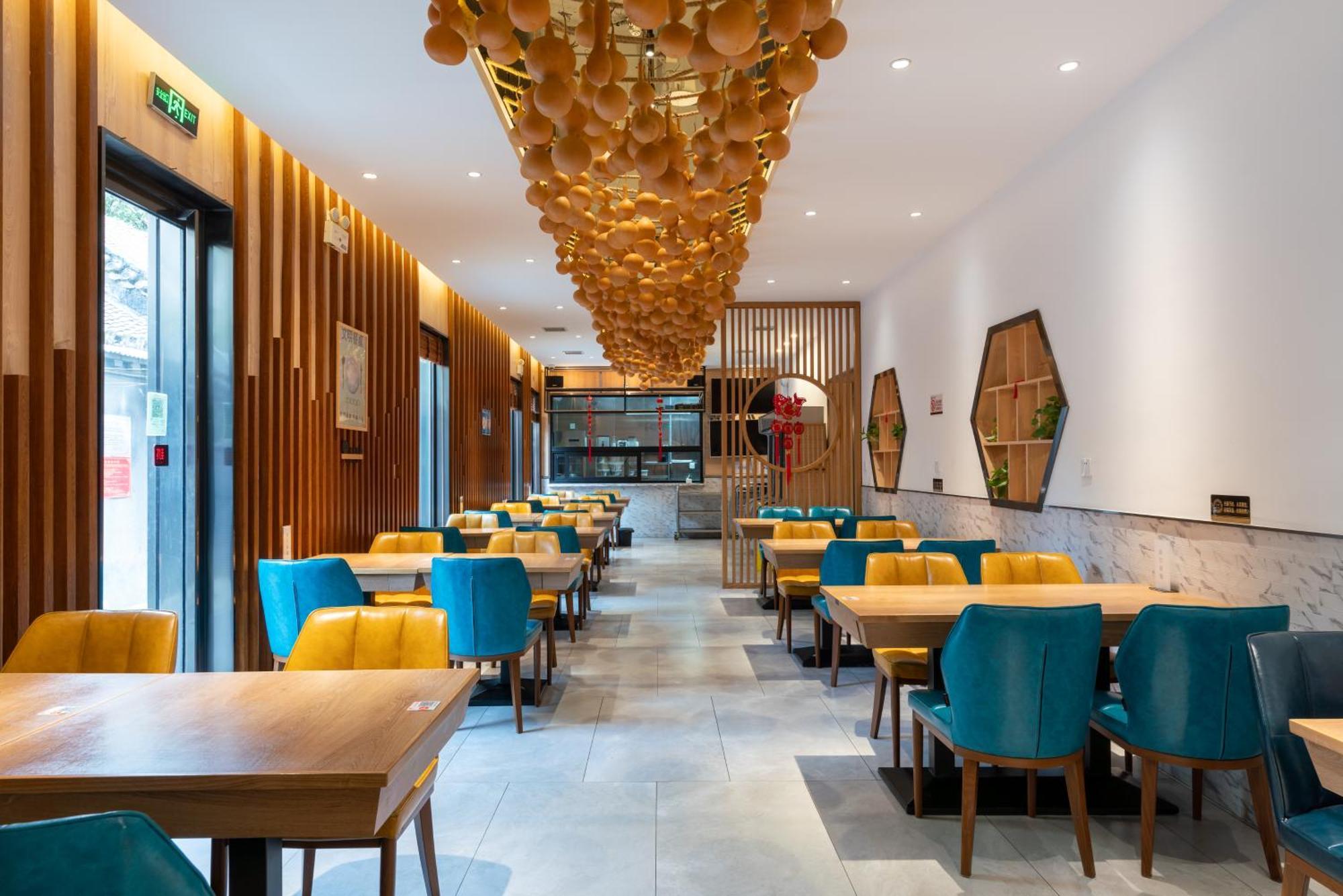East Sacred Hotel--Very Near Beijing Tiananmen Square ,The Forbidden City,The Temple Of Heaven ,3 Minutes' Walk To Wangfujing Subway ,Located In The Center Of Beijing, Many Shopping Malls Around,Newly Renovated Hotel-Able To Receive Foreign Guests Exteriér fotografie Interior of a restaurant in Beijing