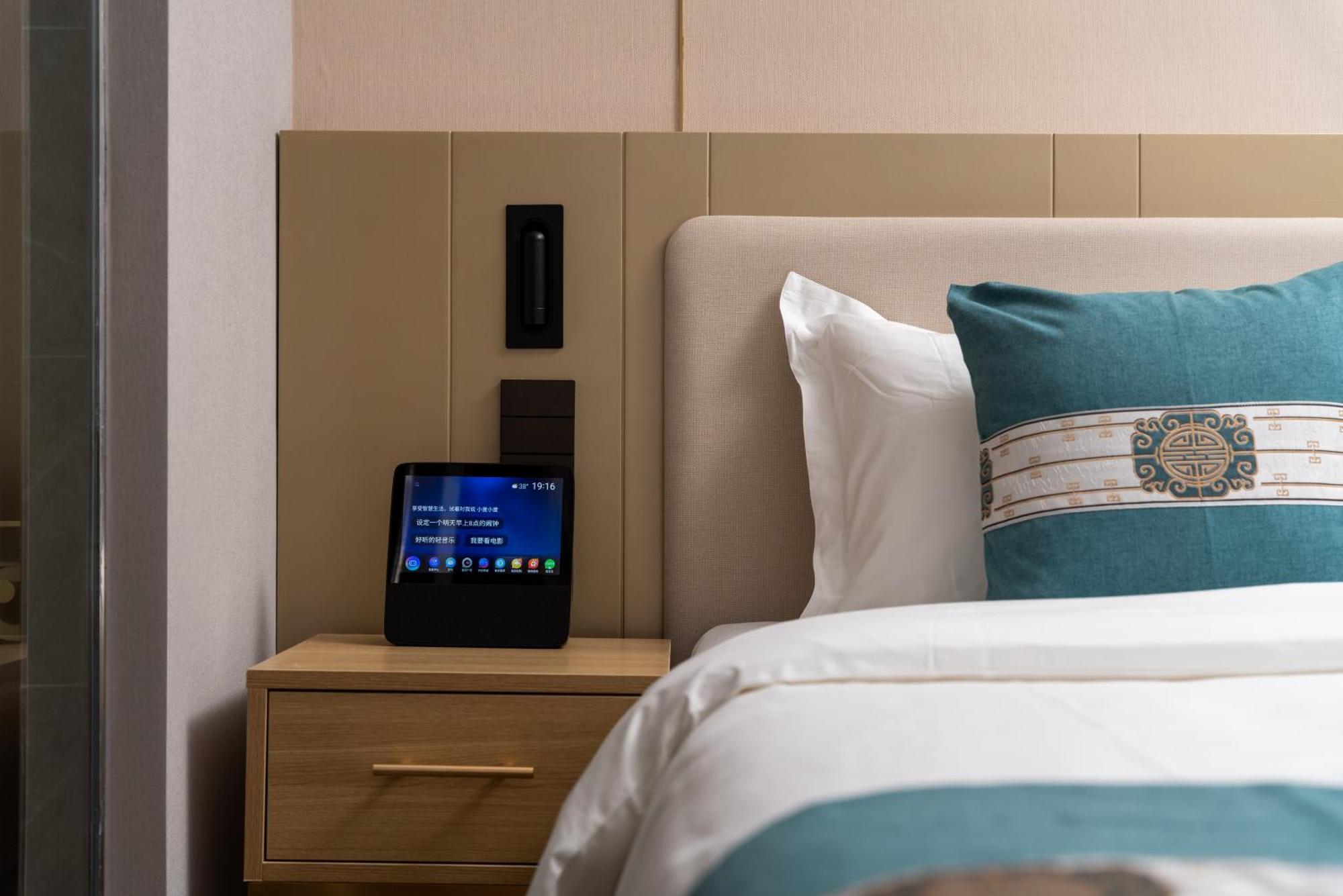 East Sacred Hotel--Very Near Beijing Tiananmen Square ,The Forbidden City,The Temple Of Heaven ,3 Minutes' Walk To Wangfujing Subway ,Located In The Center Of Beijing, Many Shopping Malls Around,Newly Renovated Hotel-Able To Receive Foreign Guests Exteriér fotografie A smart hotel room