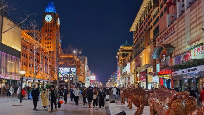 East Sacred Hotel--Very Near Beijing Tiananmen Square ,The Forbidden City,The Temple Of Heaven ,3 Minutes' Walk To Wangfujing Subway ,Located In The Center Of Beijing, Many Shopping Malls Around,Newly Renovated Hotel-Able To Receive Foreign Guests Exteriér fotografie The Bund at night