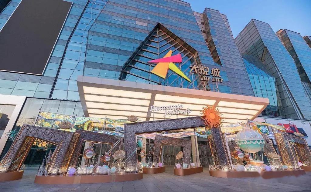 East Sacred Hotel--Very Near Beijing Tiananmen Square ,The Forbidden City,The Temple Of Heaven ,3 Minutes' Walk To Wangfujing Subway ,Located In The Center Of Beijing, Many Shopping Malls Around,Newly Renovated Hotel-Able To Receive Foreign Guests Exteriér fotografie Main entrance