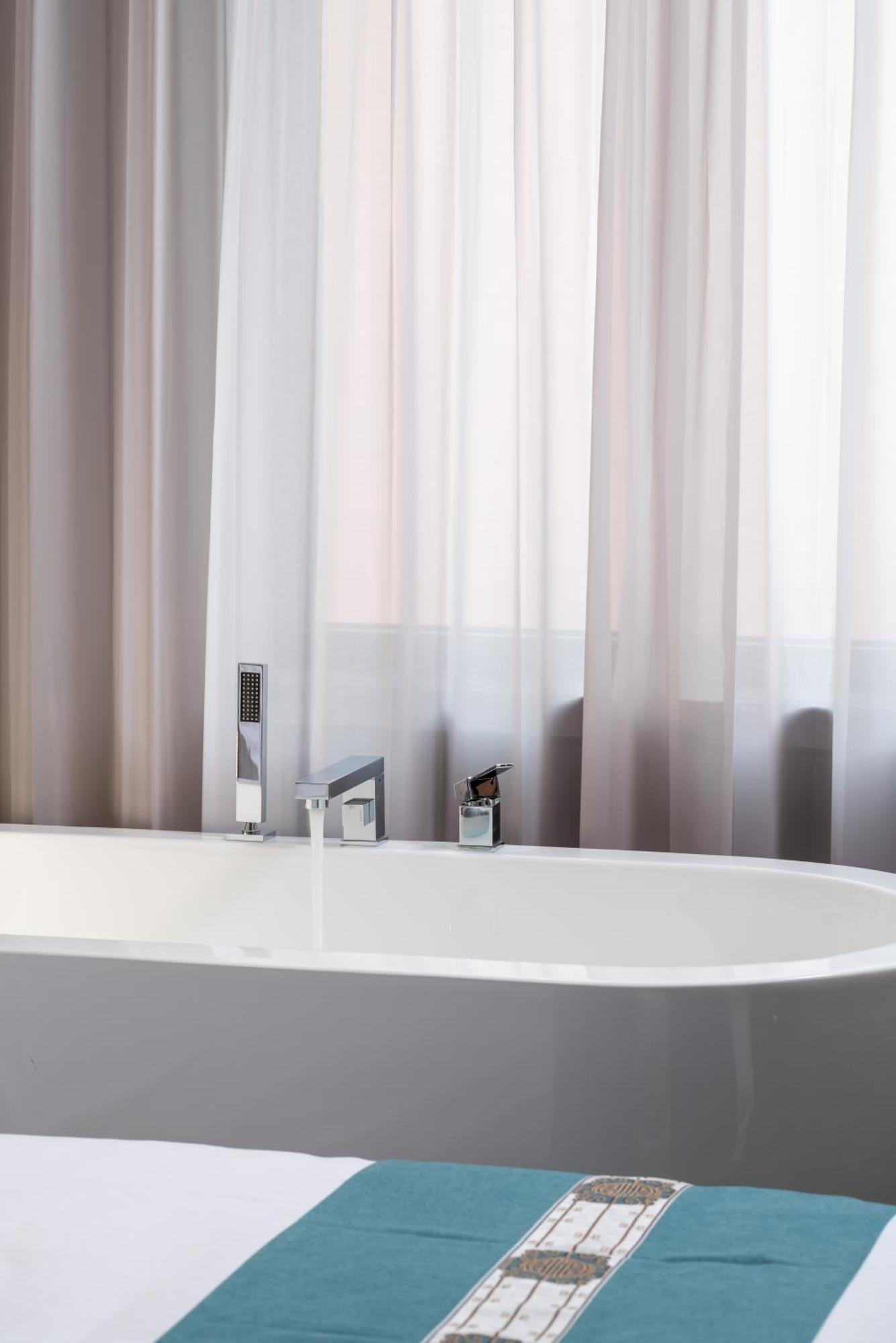 East Sacred Hotel--Very Near Beijing Tiananmen Square ,The Forbidden City,The Temple Of Heaven ,3 Minutes' Walk To Wangfujing Subway ,Located In The Center Of Beijing, Many Shopping Malls Around,Newly Renovated Hotel-Able To Receive Foreign Guests Exteriér fotografie A shower curtain