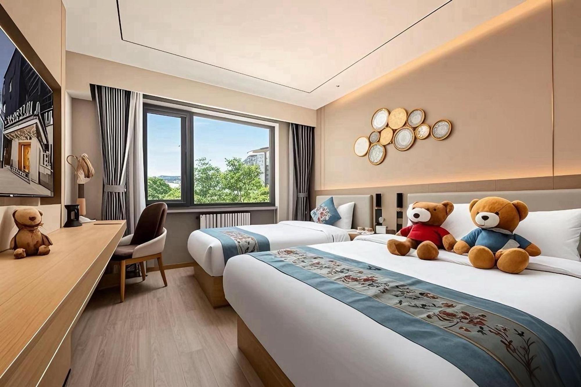 East Sacred Hotel--Very Near Beijing Tiananmen Square ,The Forbidden City,The Temple Of Heaven ,3 Minutes' Walk To Wangfujing Subway ,Located In The Center Of Beijing, Many Shopping Malls Around,Newly Renovated Hotel-Able To Receive Foreign Guests Exteriér fotografie Deluxe Room